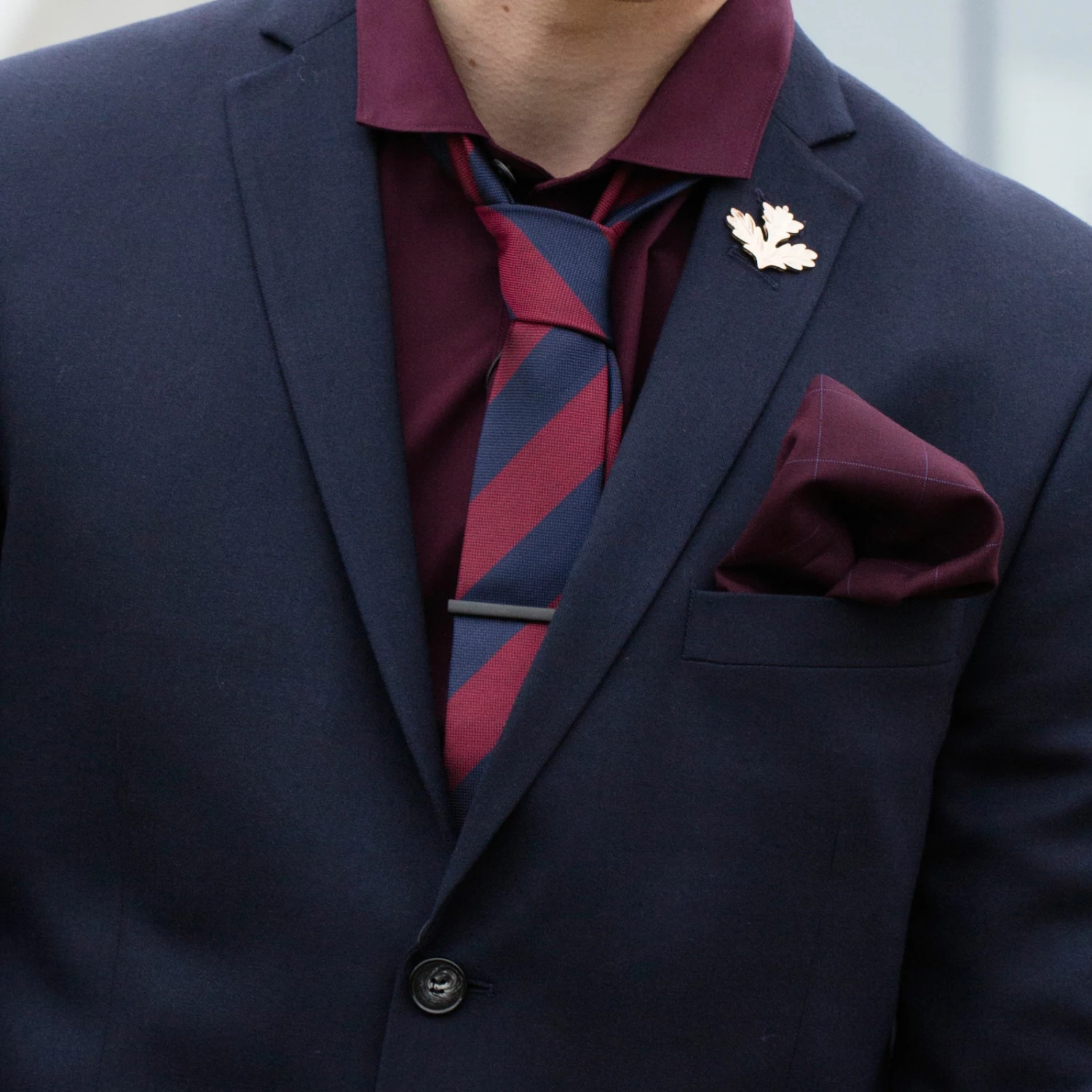 Tailor Toki Cravate à rayures bleu foncé et bordeaux – Image 3