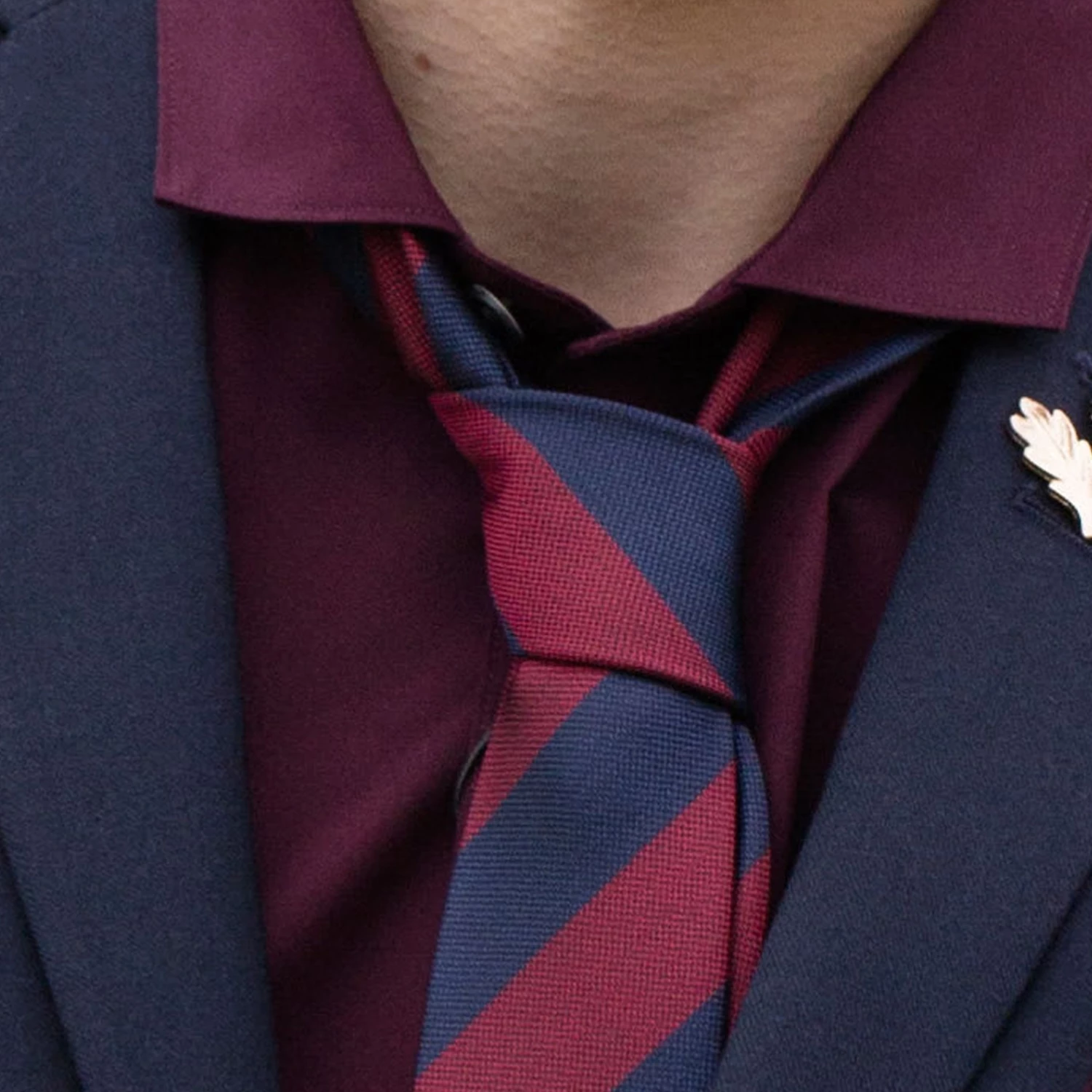 Tailor Toki Cravate à rayures bleu foncé et bordeaux – Image 6