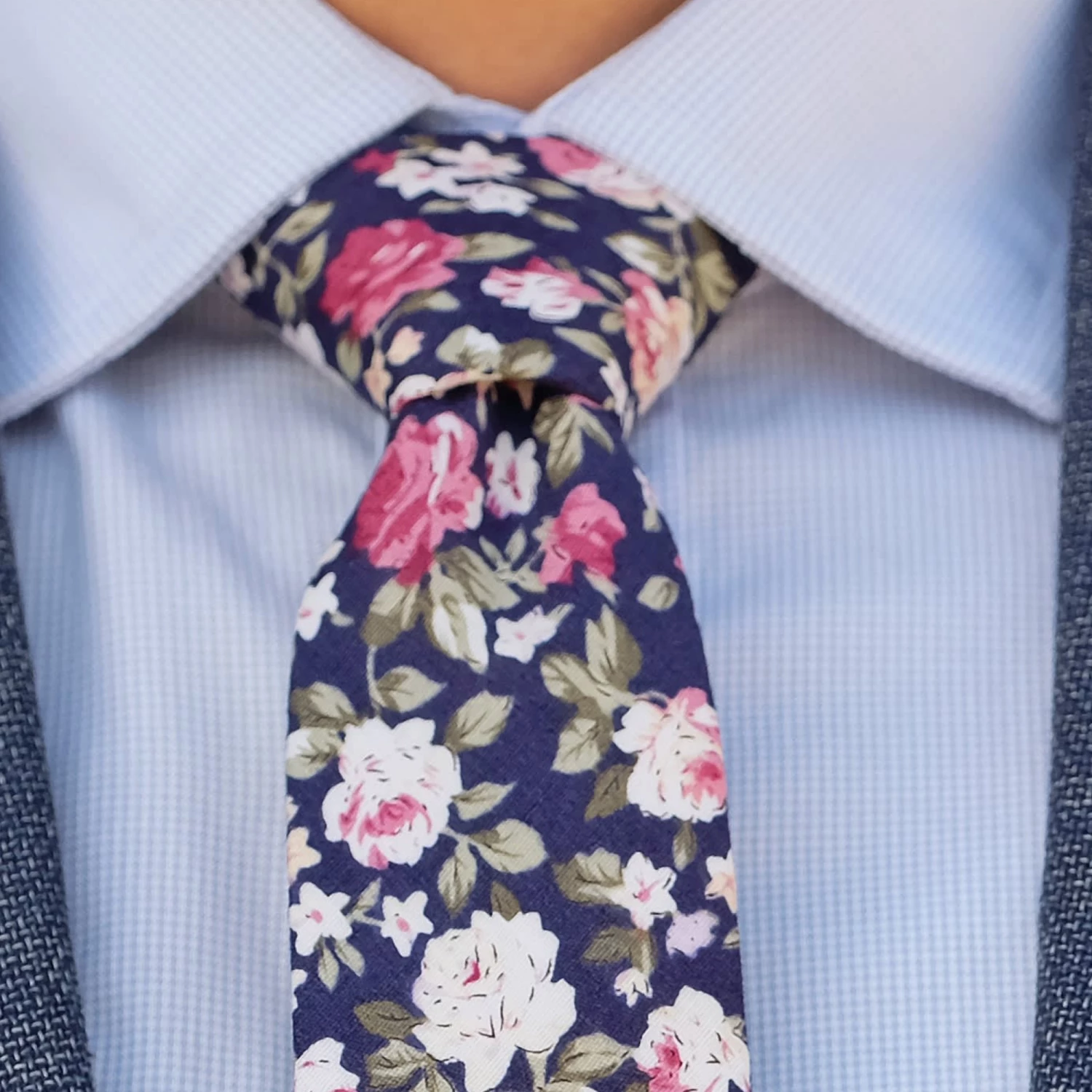 Bohemian Revolt Cravate bleu foncé à motif imprimé floral – Image 6