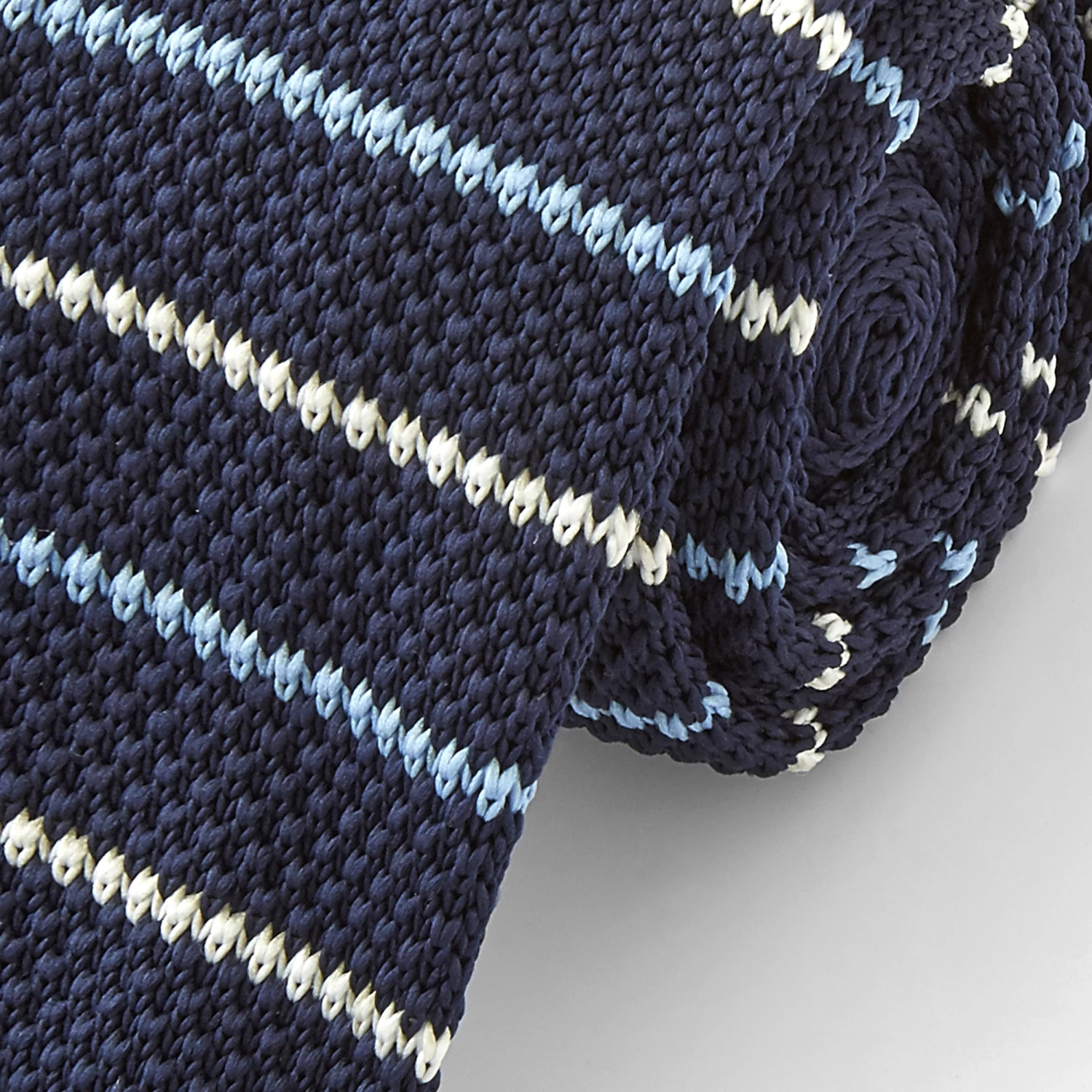 Tailor Toki Cravate bleu marine à rayures tricotée – Image 2