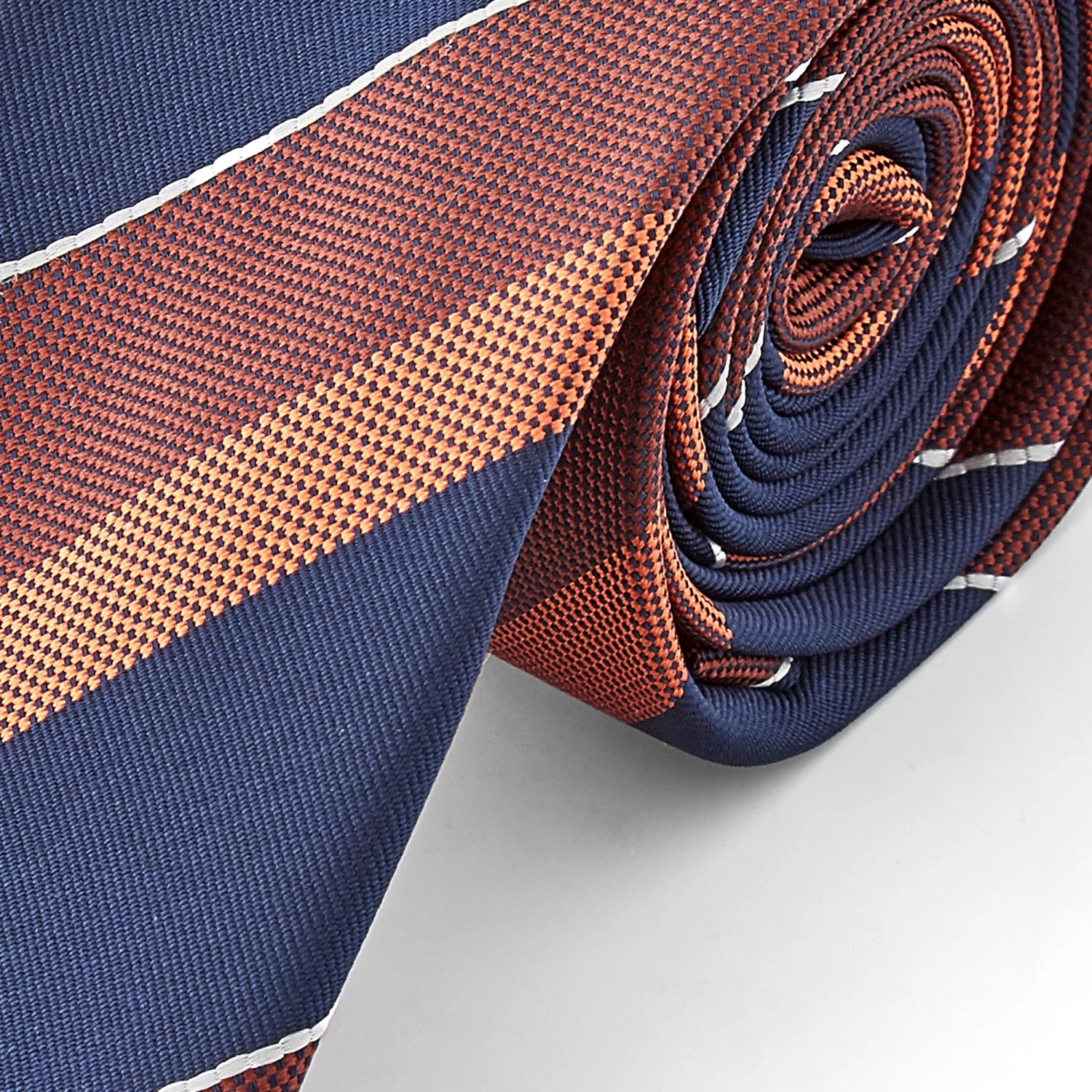 Tailor Toki Cravate à rayures bleue et bordeaux – Image 2