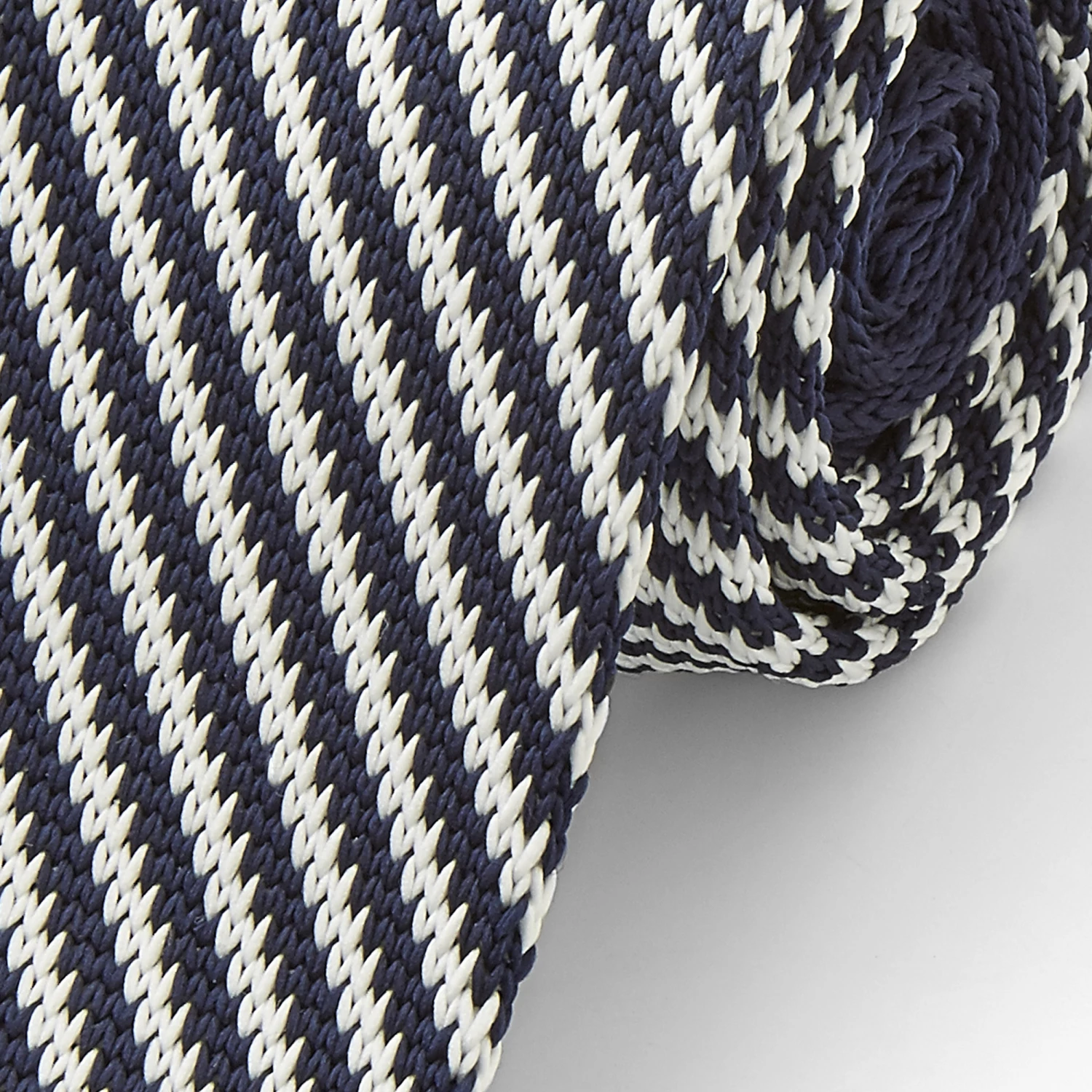 Tailor Toki Cravate tricotée bleu & blanc à rayures – Image 2