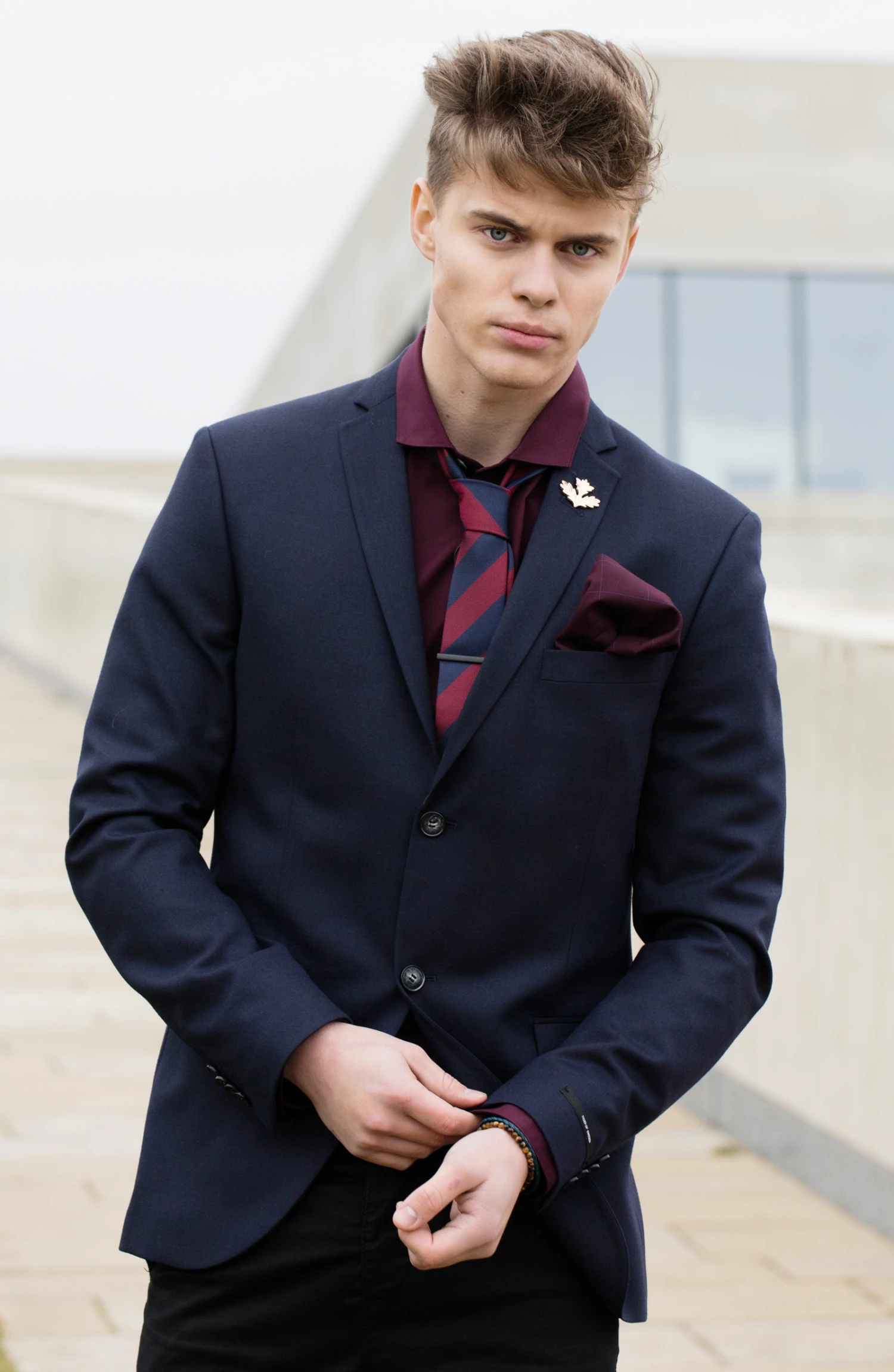 Tailor Toki Cravate à rayures bleu foncé et bordeaux – Image 5