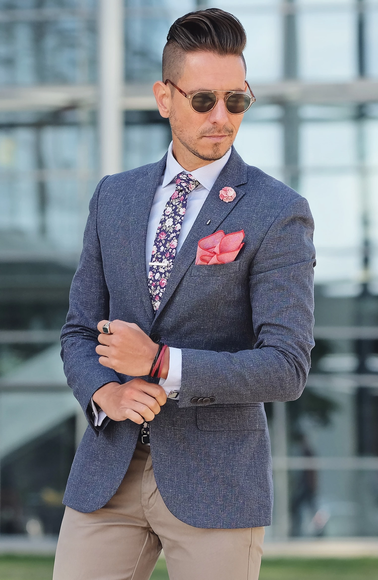 Bohemian Revolt Cravate bleu foncé à motif imprimé floral – Image 4