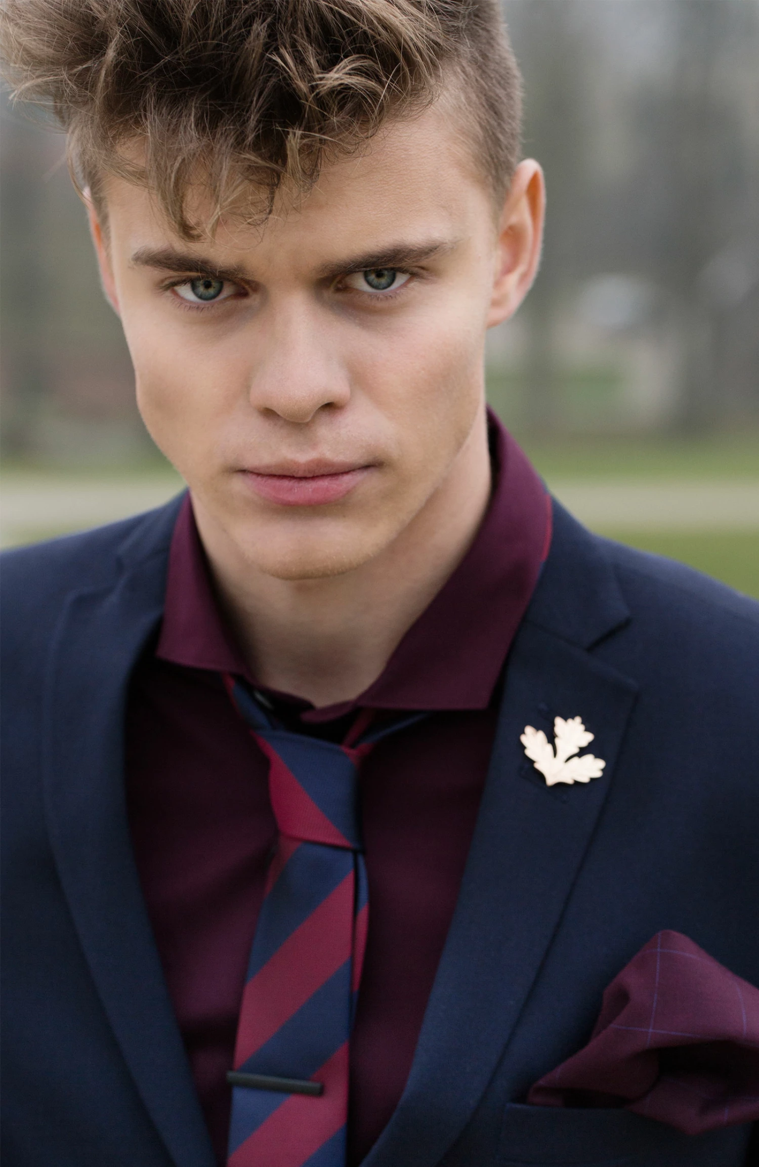 Tailor Toki Cravate à rayures bleu foncé et bordeaux – Image 4