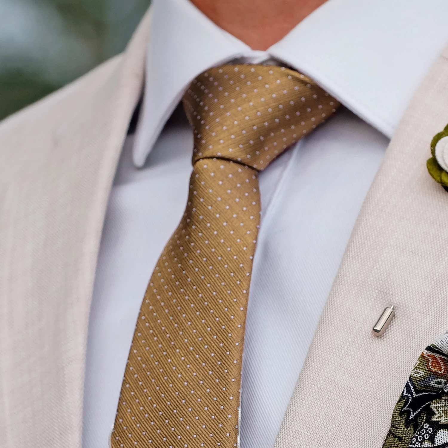 Trendhim Cravate en soie dorée à pois blancs - 6 cm – Image 3