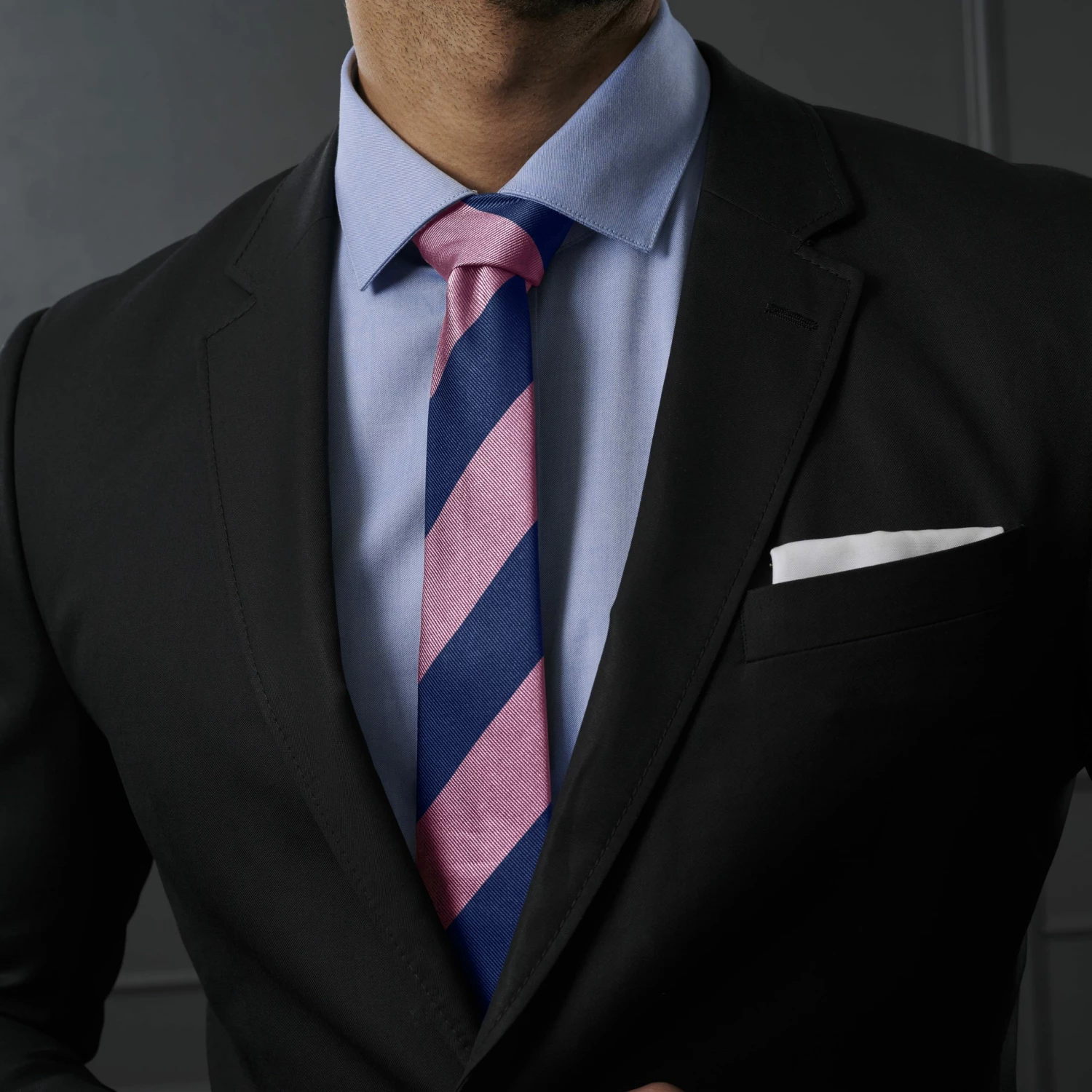 Trendhim Cravate en soie Ă rayures rose et bleu marine â Image 3