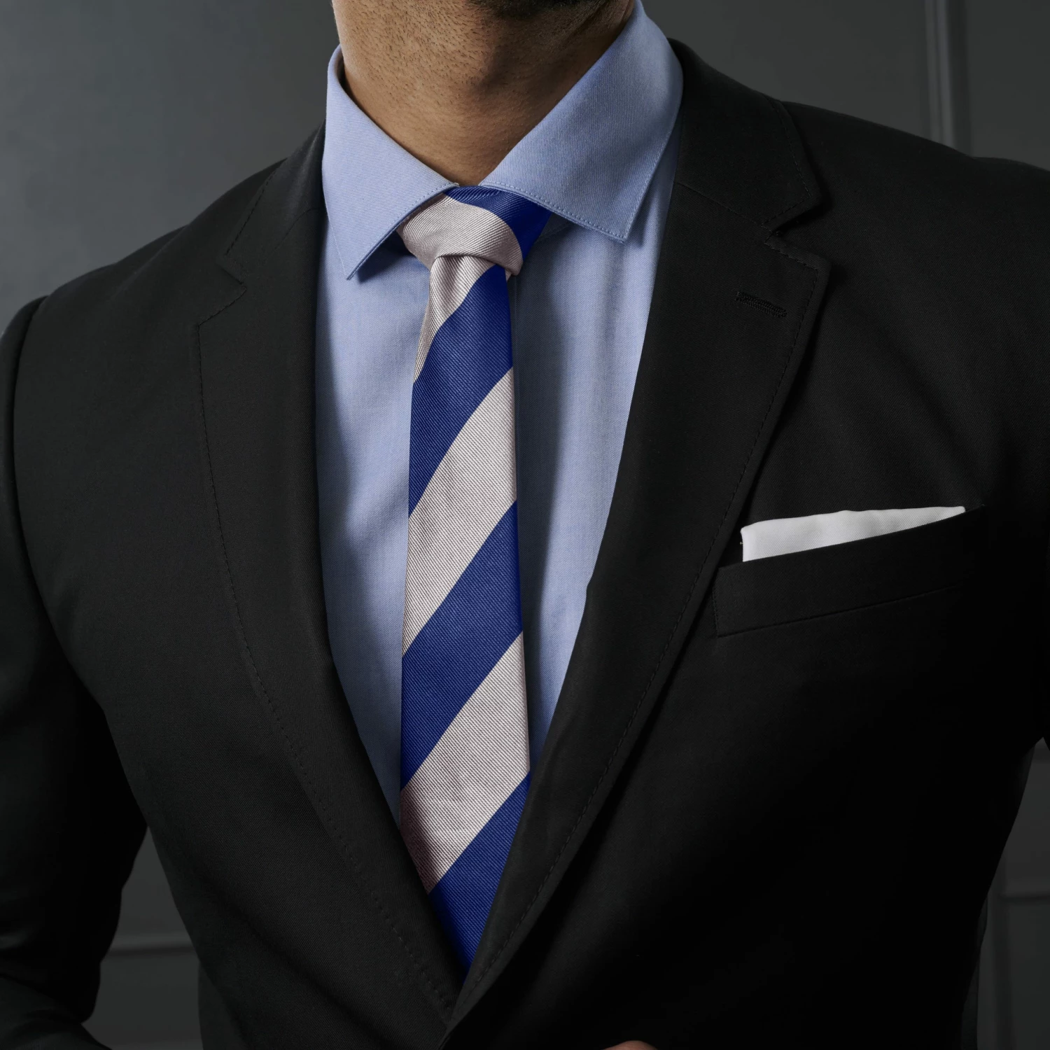 Trendhim Cravate en soie Ă rayures argent et bleu marine - 6 cm â Image 3