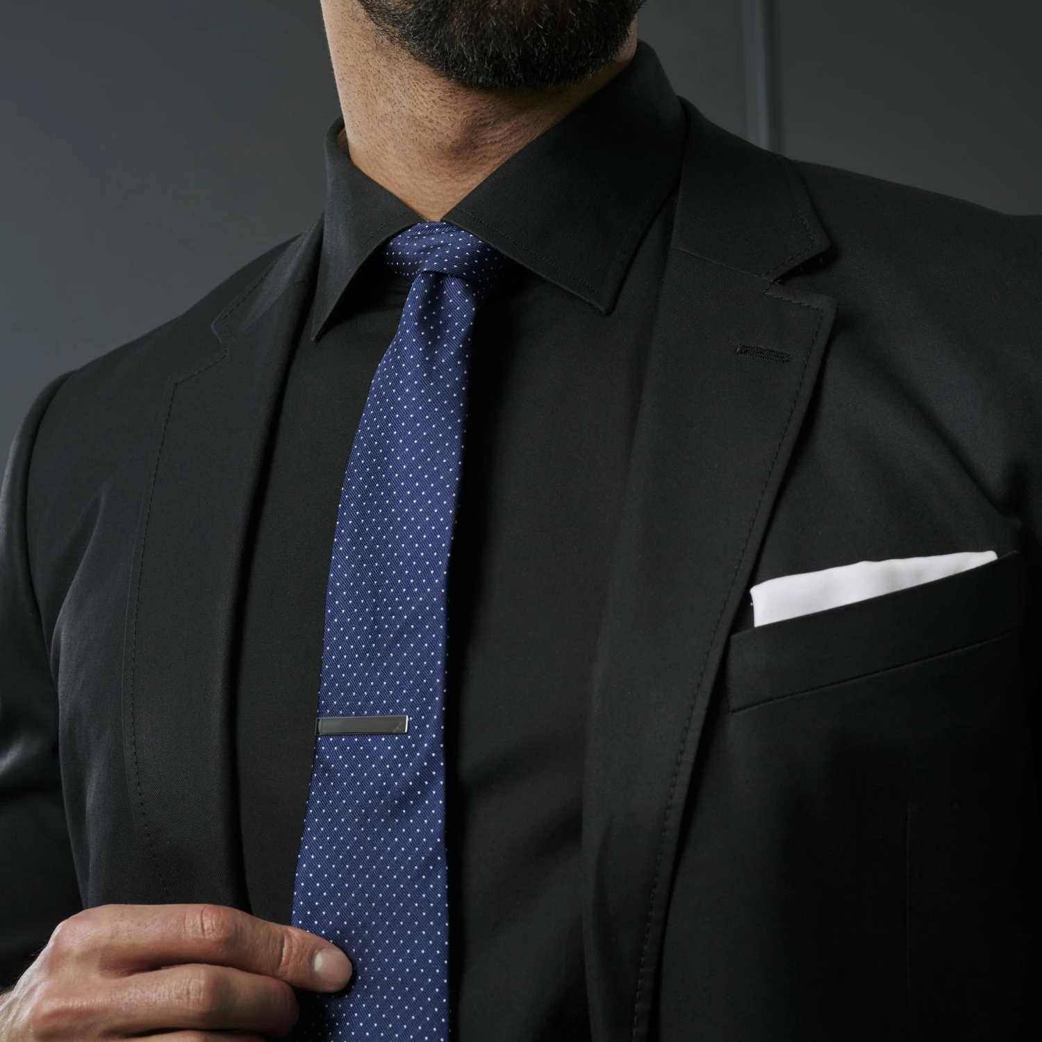 Trendhim Cravate en soie bleu marine Ă pois blancs â Image 3