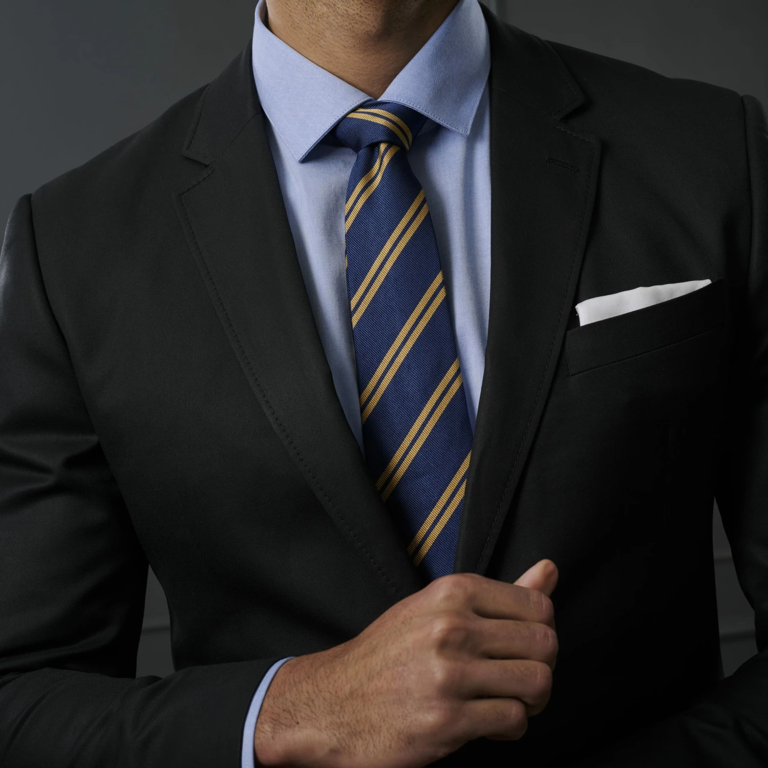 Trendhim Cravate en soie bleu marine à rayures dorées - 8 cm – Image 3