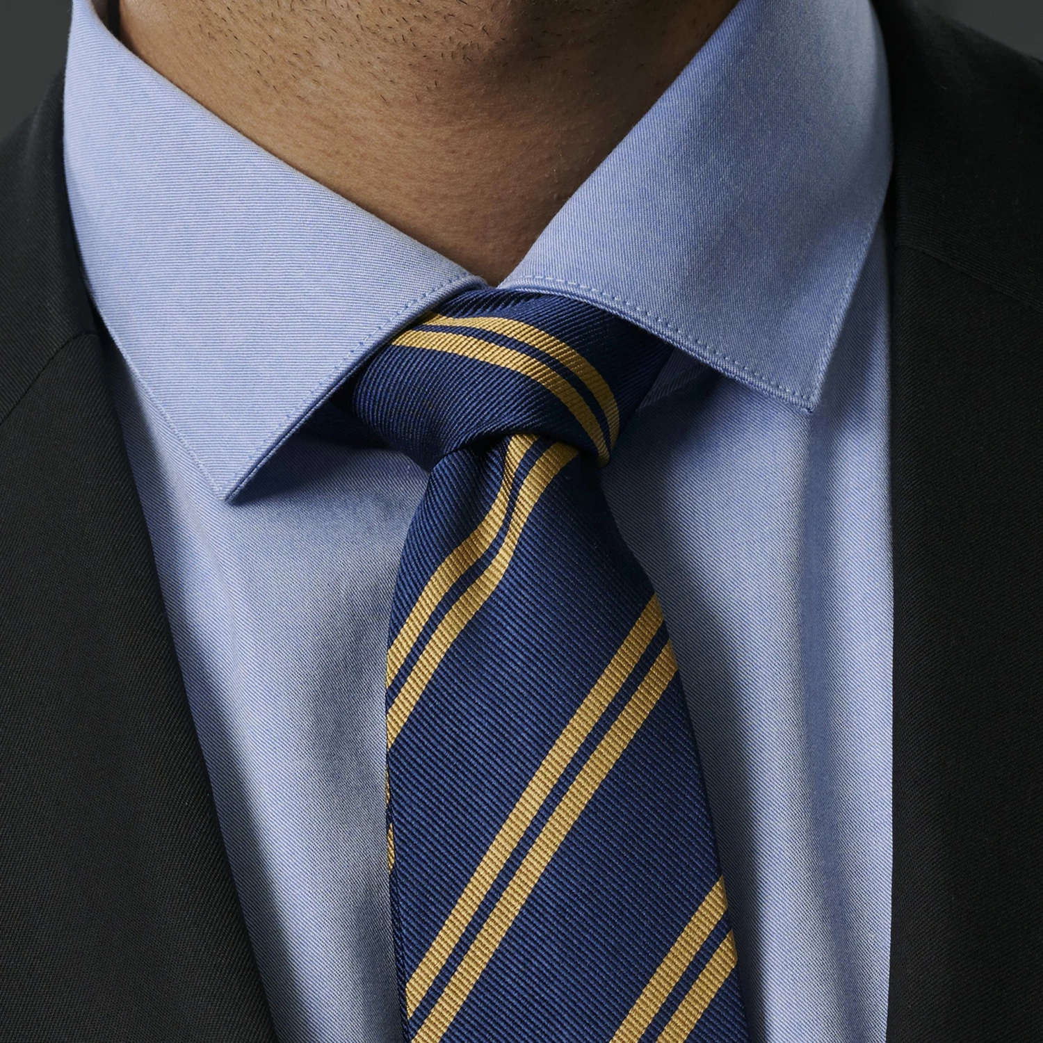 Trendhim Cravate en soie bleu marine à rayures dorées - 8 cm – Image 5