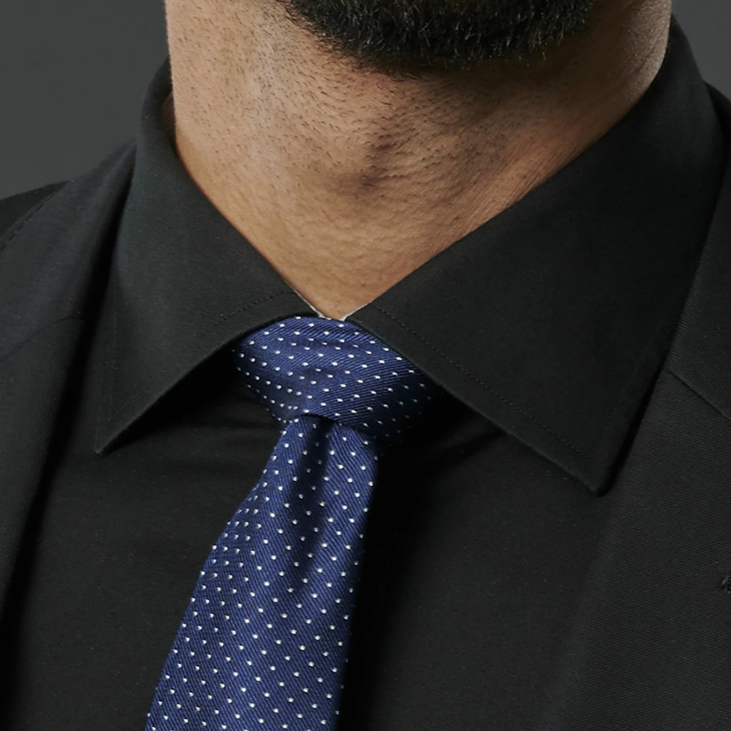Trendhim Cravate en soie bleu marine Ă pois blancs â Image 5